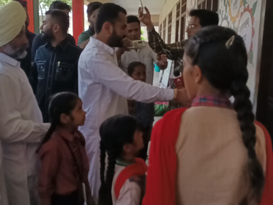 ग्रामीणों के आगे झुकी सरकार: मुहार सोना स्कूल को किया अपग्रेड 3 स्कूल गेट का ताला खुलवाते फाजिल्का विधायक नरिंदरपाल सिंह सवना।
