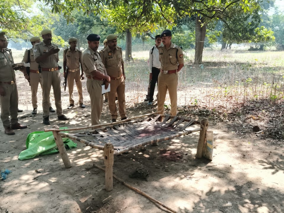 इसी चारपाई पर संतोष का खून से लथपथ अवस्था में शव मिला था।