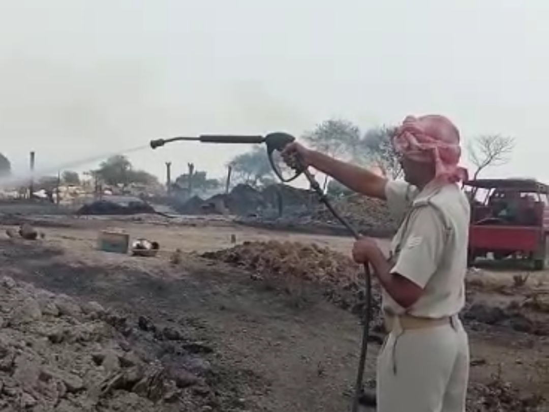 फायर ब्रिगेड ने घंटों की मशक्कत के बाद आग पर काबू पाया।