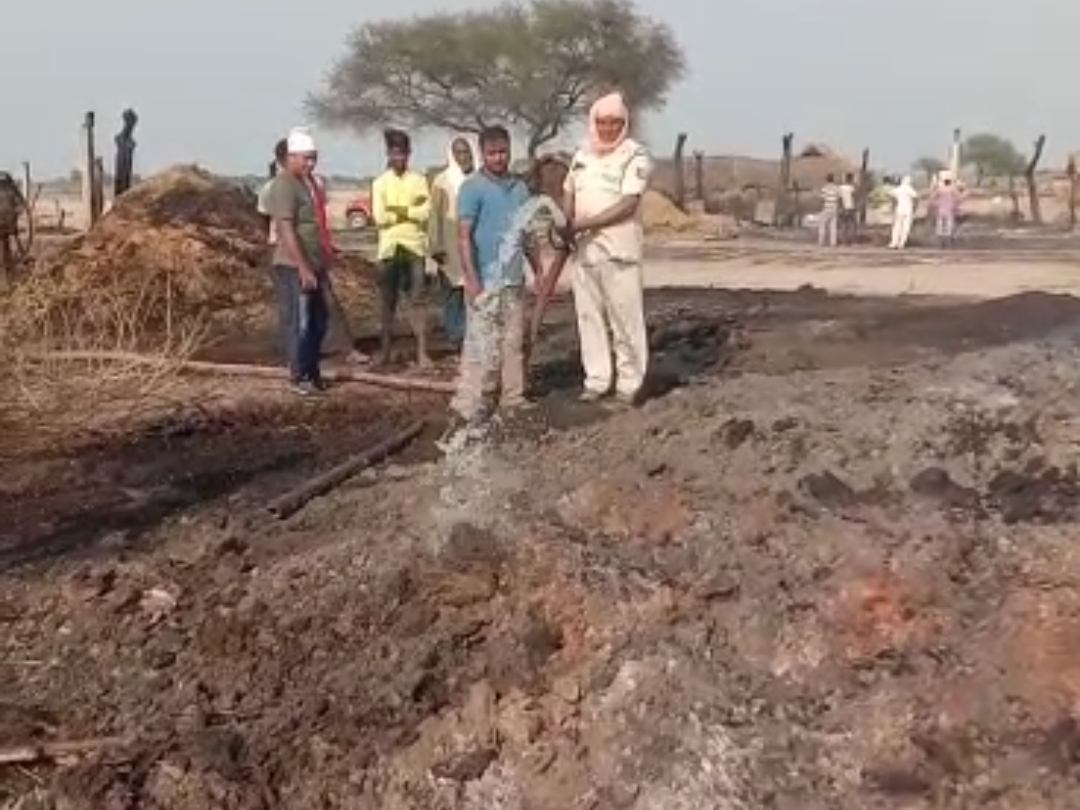 फायर ब्रिगेड ने घंटों की मशक्कत के बाद आग पर काबू पाया।