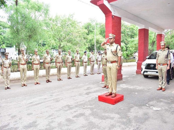 दुर्ग एसपी गार्ड ऑफ ऑनर देते हुए