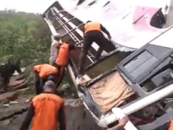 बस में चल रहा बचाव कार्य। - Dainik Bhaskar