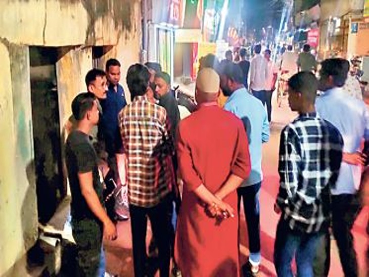 लेक रोड में घटना के बाद लोगों की भीड़। - Dainik Bhaskar