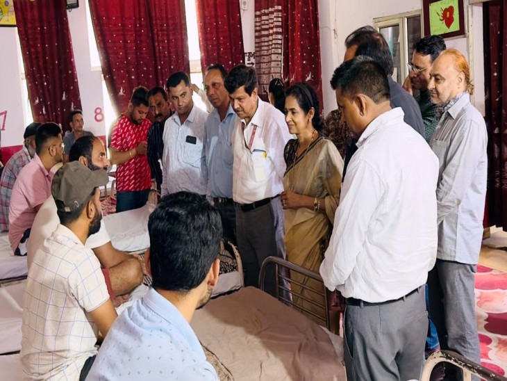 नशा छोड़ने वालों से बात चीत करते कविता खन्ना व आयुष मंत्रालय सलाहकार डॉ. मनोज।-भास्कर - Dainik Bhaskar