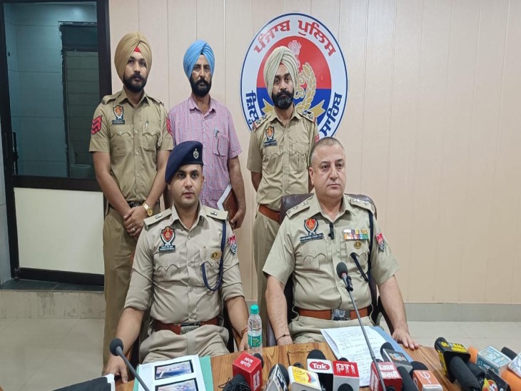 प्रेस कान्फ्रेंस में जानकारी देते एसएसपी हरमनबीर सिंह गिल व अन्य। (दाएं) गिरफ्त में आरोपी प्रिंसपाल - Dainik Bhaskar