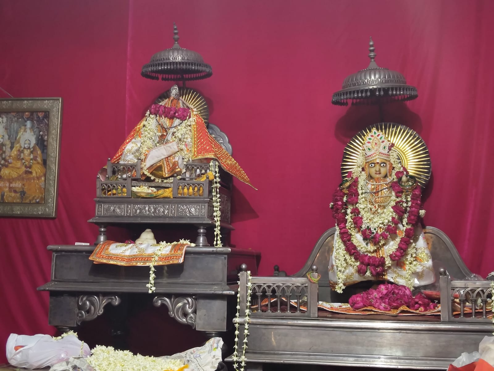 मंदिर में गंगाजी की मूर्ति जो महाराजा माधोसिंह की पटरानी जादूणजी की सेव्य मूर्ति है।