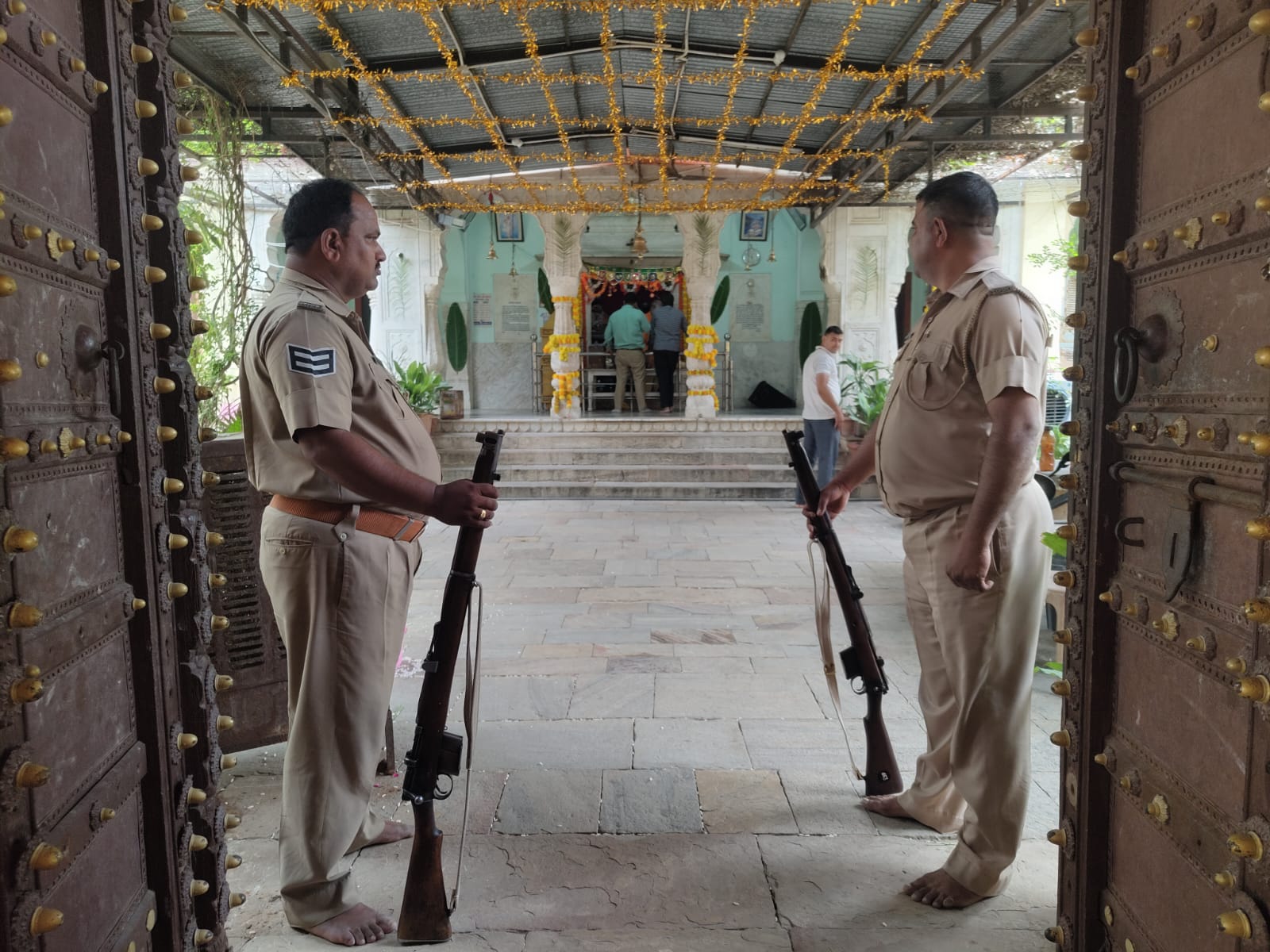 सोने के कलश में को मंदिर में कड़ी सुरक्षा के बीच रखा गया है।