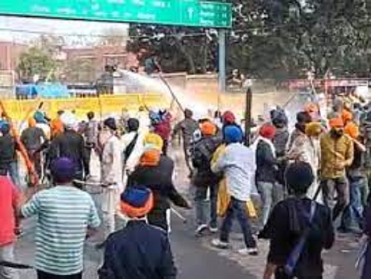 मोहाली-चंडीगढ़ बॉर्डर पर सिख जत्थेबंदियों की पुलिस झड़प के दौरान की फाइल फोटो। - Dainik Bhaskar