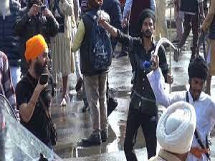 हिंसक प्रदर्शनकारियों की पुलिस पर तलवारों से हमला करते की फाइल फोटो।