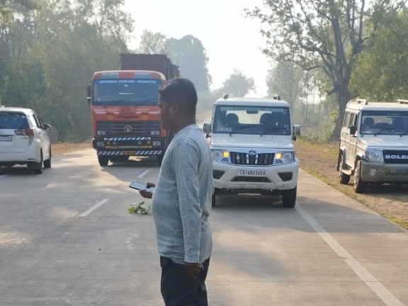 लोगों ने सड़क पर लाश पड़े होने की सूचना पुलिस को दी।