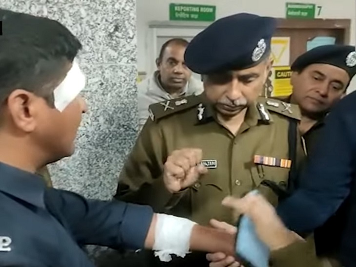 DGP चंडीगढ़ प्रवीर रंजन घायल जवान के हाल पूछते की फाइल फोटो।