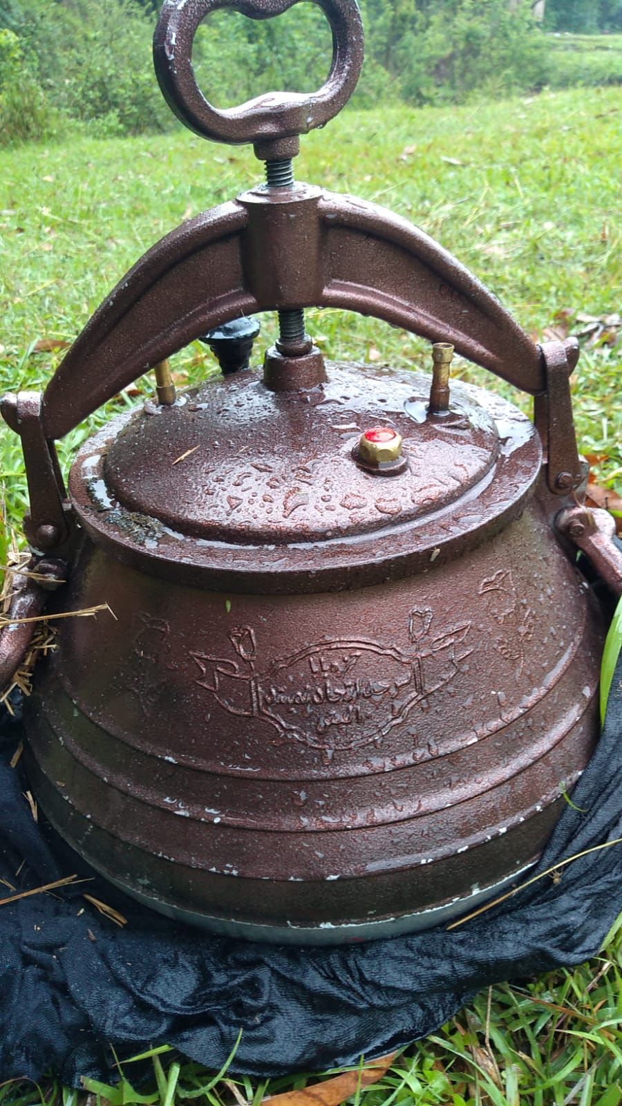 प्रेशर कुकर की तस्वीर डिफेंस PRO ने जारी की है, आतंकी इसमें ही 10 किलो IED लेकर आए थे।