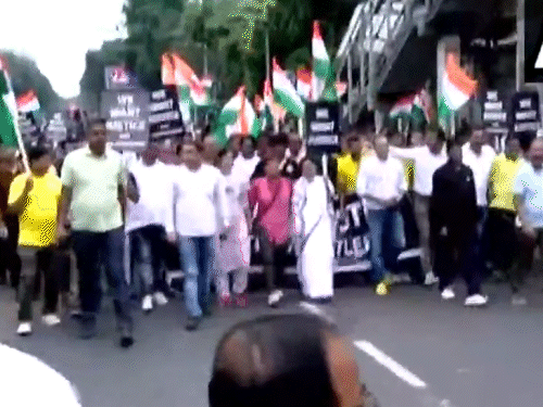 पहलवानों के समर्थन में पश्चिम बंगाल की मुख्यमंत्री ममता बनर्जी ने बुधवार को कोलकाता में रैली निकाली।