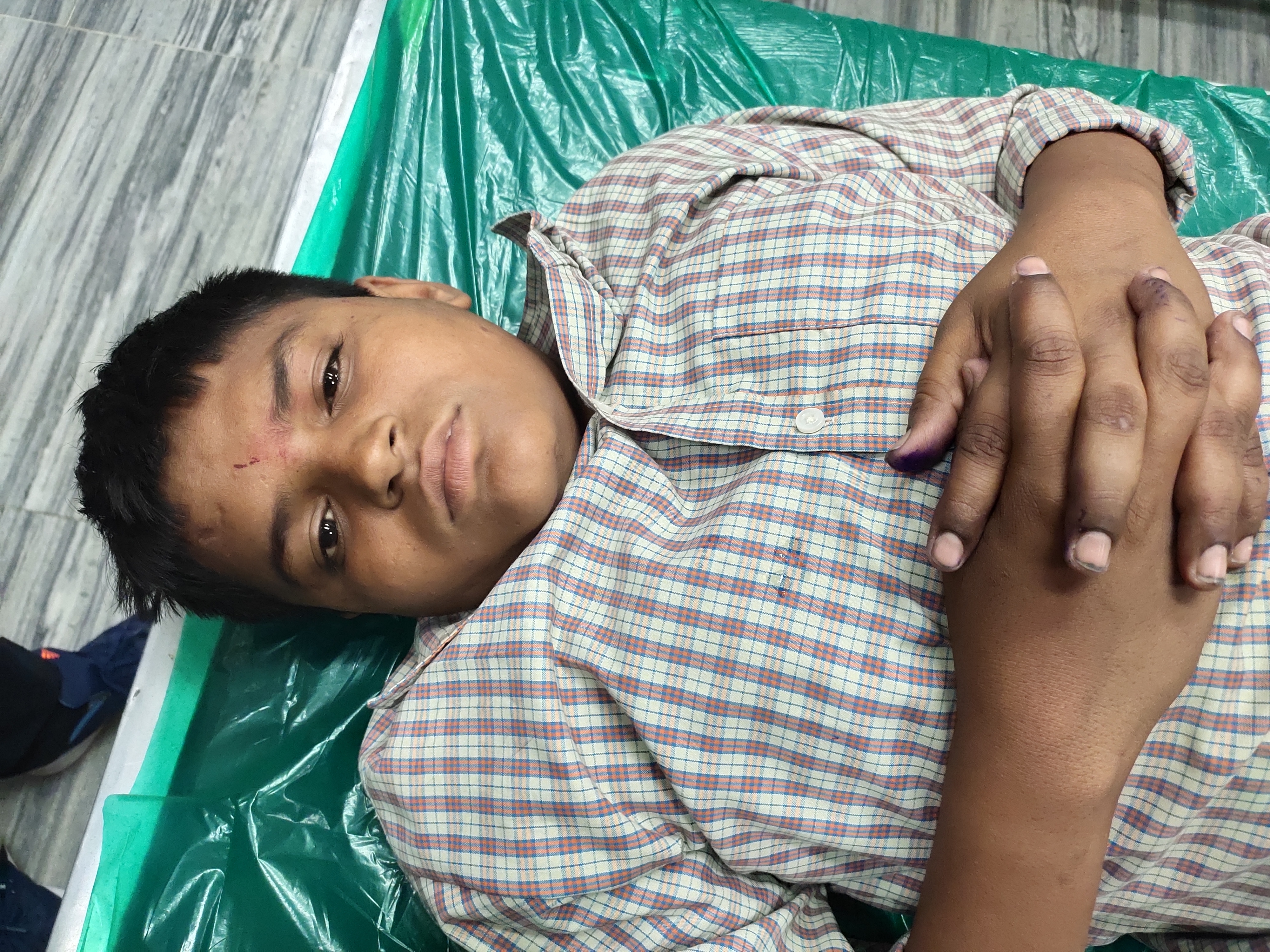 अस्पताल में उपचाराधीन नितिन।