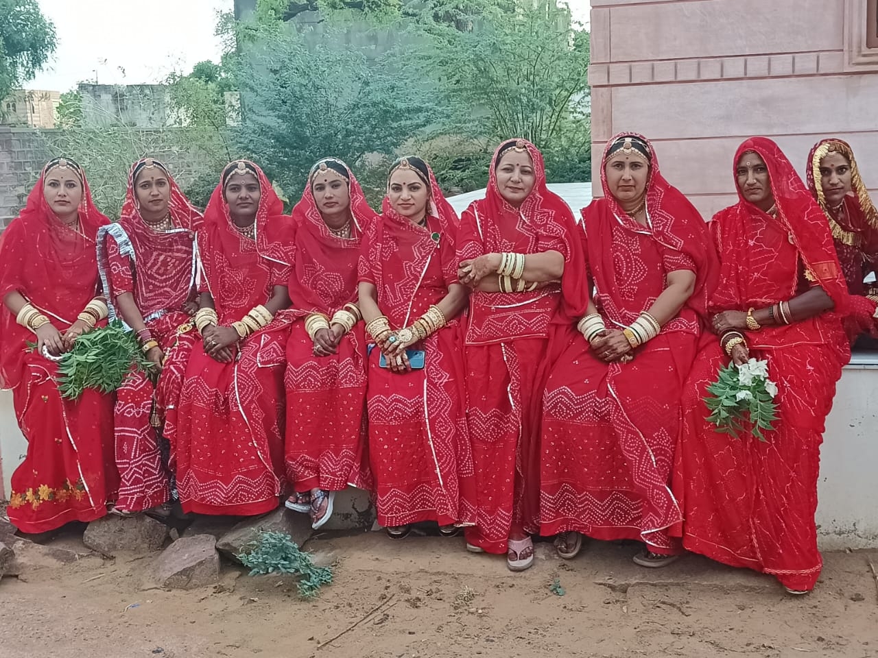 गांव से विदा हुई ये बेटियां शादी के बाद सालों बाद आज अपने बचपन की सहेलियों से मिली हैं।