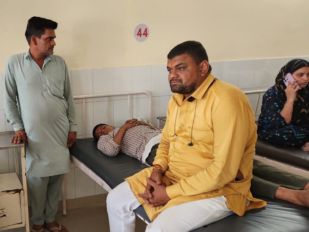 अस्पताल में भर्ती नितिन और मौके पर मौजूद उसके परिजन।