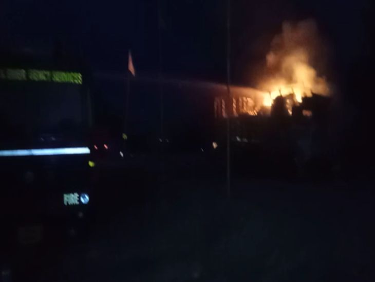 ट्रक में लगी आग को दमकलकर्मियों ने बुझाया।