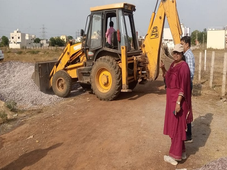 अवैध प्लॉटिंग पर निगम की टीम ने की कार्रवाई