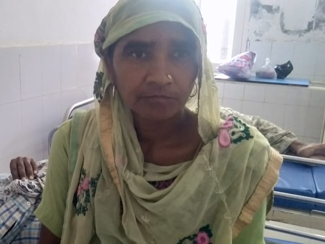 मामले की जानकारी देते घायल की बहन शल्लो बाई।