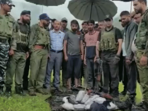 सुरक्षा बलों ने भारी मात्रा में ड्रग्स बरामद किया।