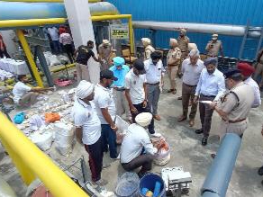 नशे की वस्तुओं को नष्ट करवाते हुए पुलिस अधिकारी।