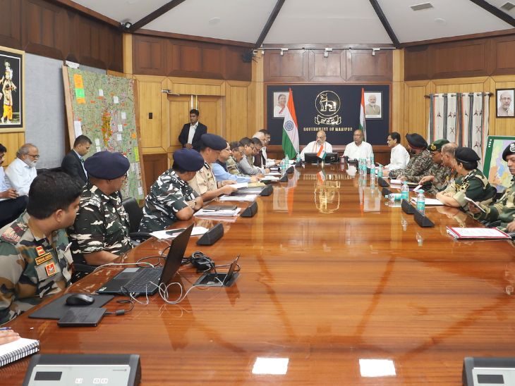 शाह ने मणिपुर पुलिस, केंद्रीय सशस्त्र पुलिस बल और भारतीय सेना के वरिष्ठ अधिकारियों के साथ सुरक्षा स्थिति का जायजा लिया।