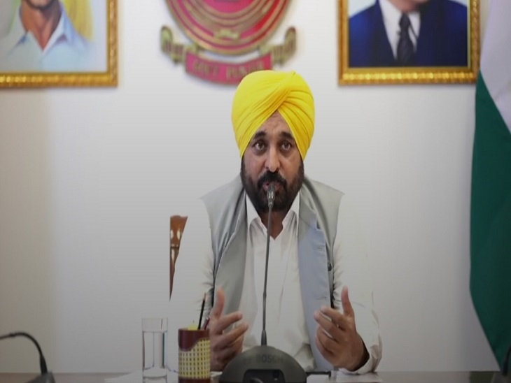 स्कूली छात्रों से ऑन कैमरा बातचीत करते CM पंजाब भगवंत मान। - Dainik Bhaskar