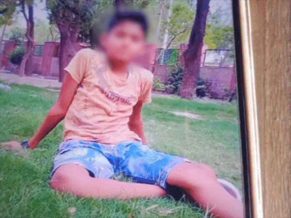 बच्चा वीडियो गेम खेल रहा था। बहन ने मोबाइल मांगा तो उसने इनकार कर दिया। - फाइल फोटो - Dainik Bhaskar