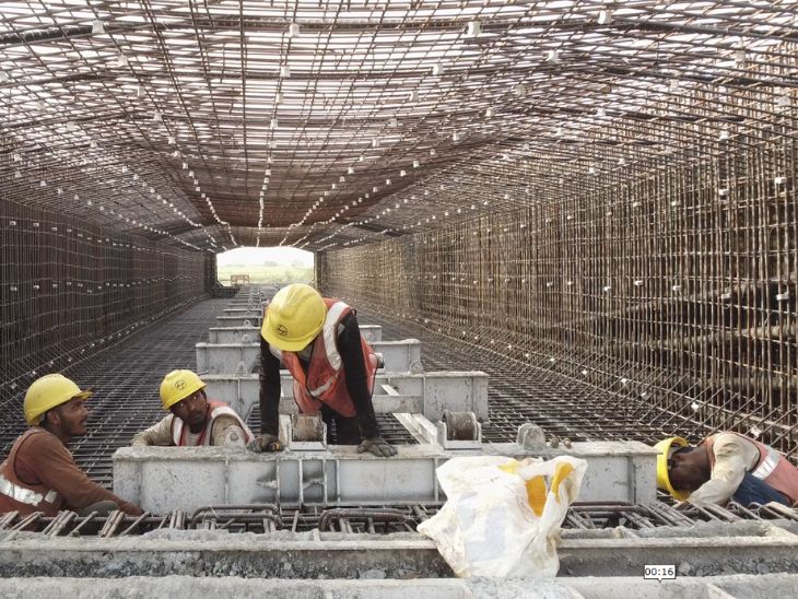 अहमदाबाद से वडोदरा तक पूरे प्रोजेक्ट में 6900 लेबर काम कर रहे हैं।