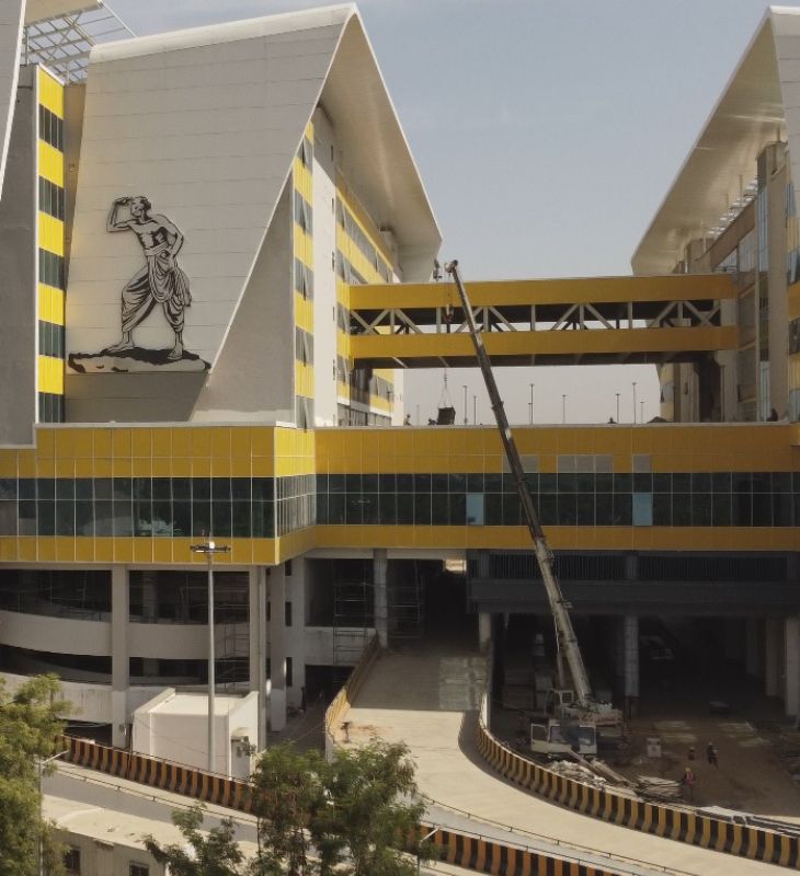 मल्टीमॉडल हब में 1300 वाहनों के लिए पार्किंग की जगह है। इसके लिए बेसमेंट, ग्राउंड फ्लोर, पहली और दूसरी मंजिल पर स्पेस बनाया गया है।