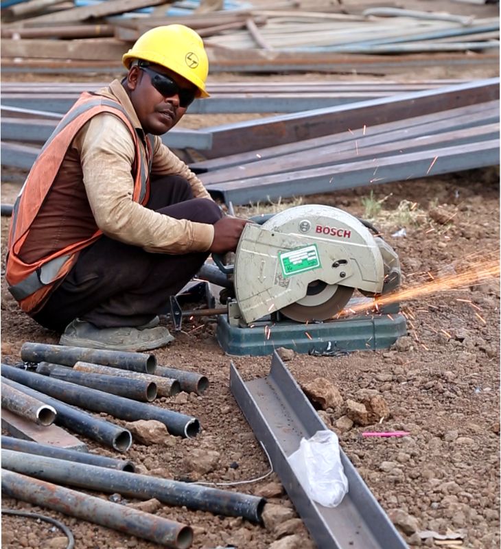 गर्मी के दिनों में आणंद का तापमान 40 डिग्री तक चला जाता है। गर्डर बनाने में लोहा बहुत ज्यादा इस्तेमाल होता है, गर्मी में इसे काटना और वेल्डिंग करना मजदूरों के लिए मुश्किल हो जाता है।