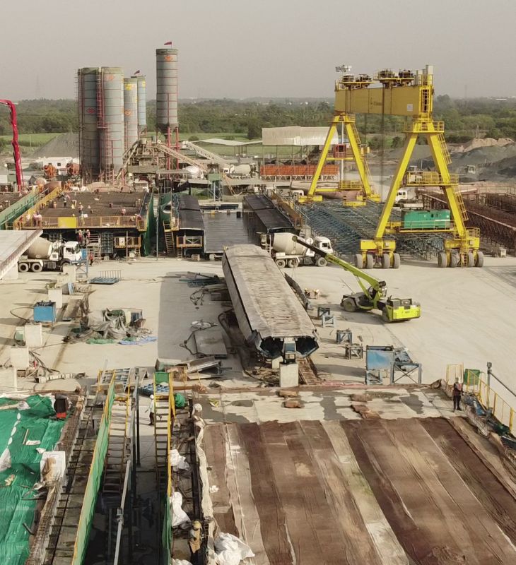 बुलेट ट्रेन के ट्रैक के लिए गर्डर बना रहीं इन फैक्ट्रियों को ‘कास्टिंग यार्ड’ कहा जाता है। आणंद और भरूच में ऐसे कास्टिंग यार्ड बनाए गए हैं। यहां तीन शिफ्ट में दिन-रात काम चल रहा है।