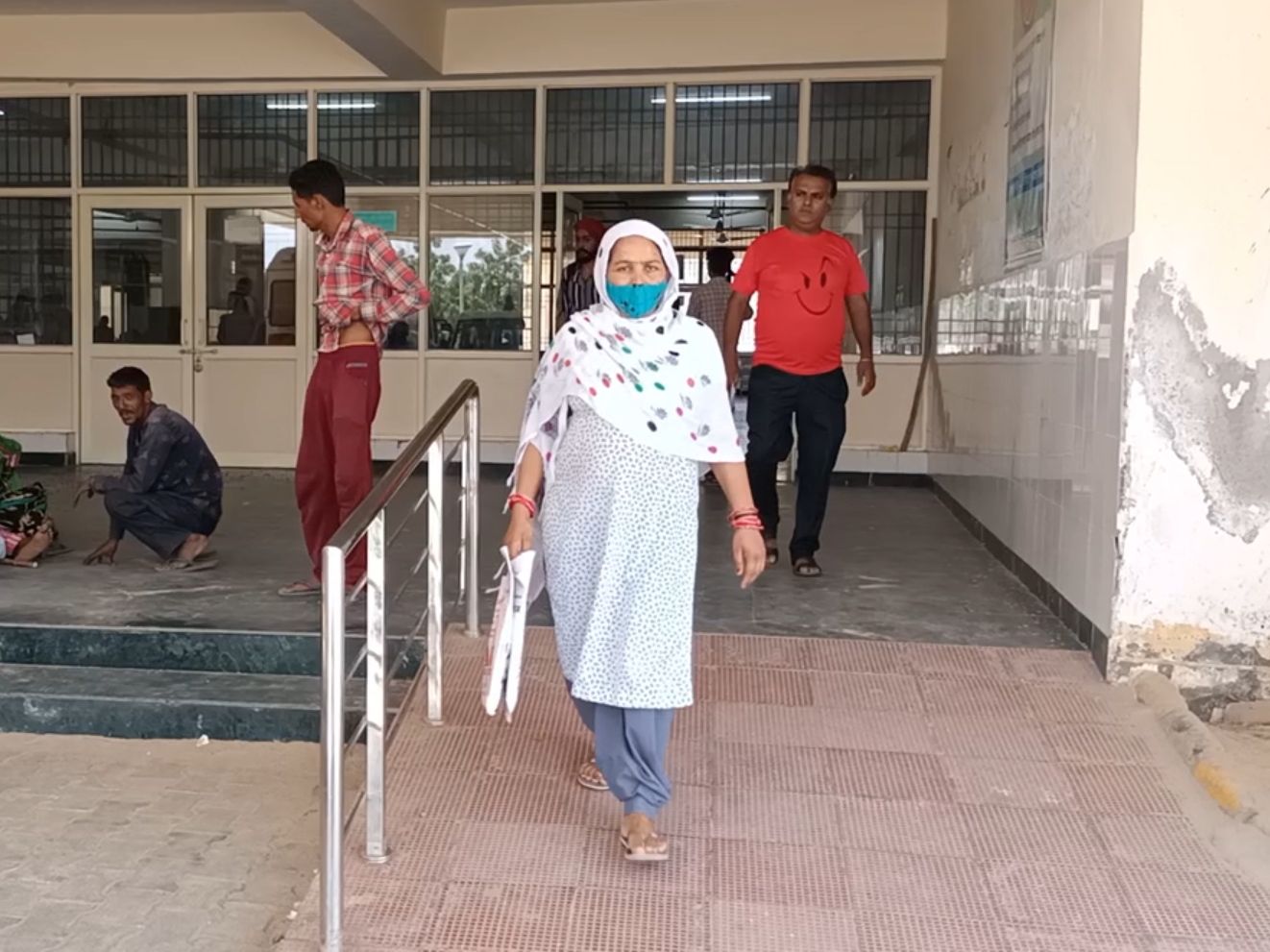 रिपोर्ट लेकर अस्पताल से निकलती स्वर्ण रानी।