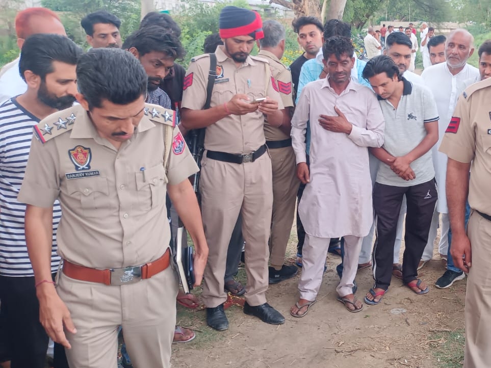 मौके पर पहुंची पुलिस जांच पड़ताल करती हुई।