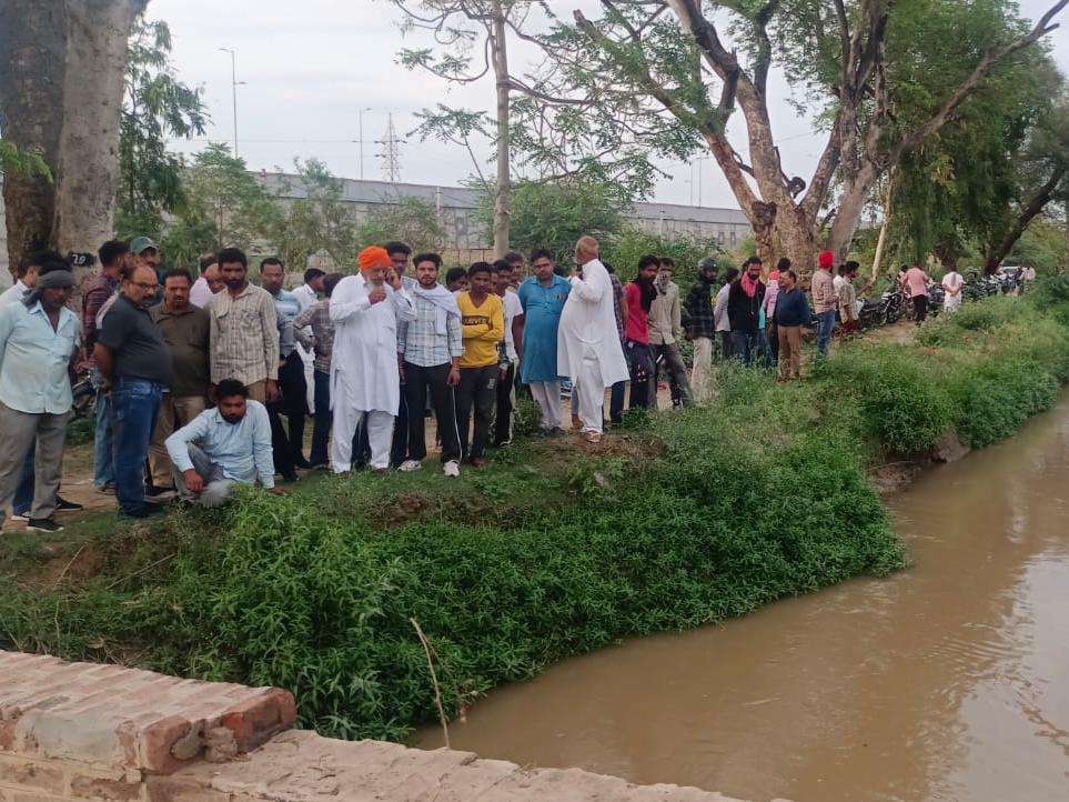 नहर मे ंशव मिलने की सूचना पर मौके पर जुटे ग्रामीण।