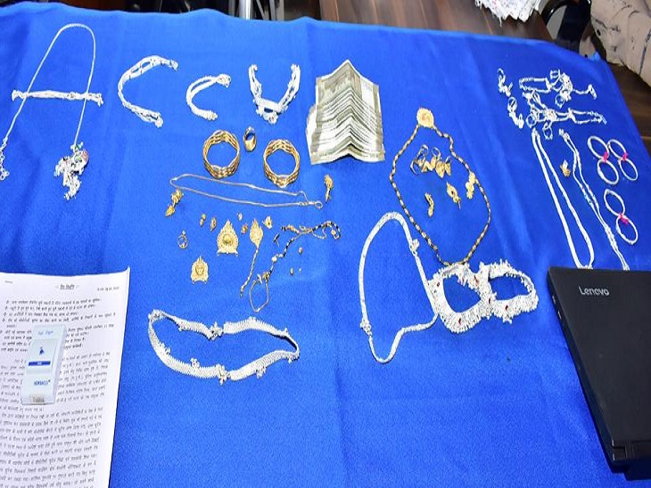 जब्त किया गया चोरी का सामान व नगदी