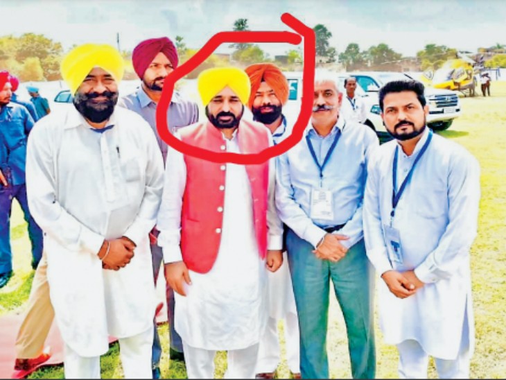 सुखपाल खैहरा ने सीएम के साथ कमिक्कर सिंह (लाल घेरे में) का यह फोटो पोस्ट किया है। - Dainik Bhaskar