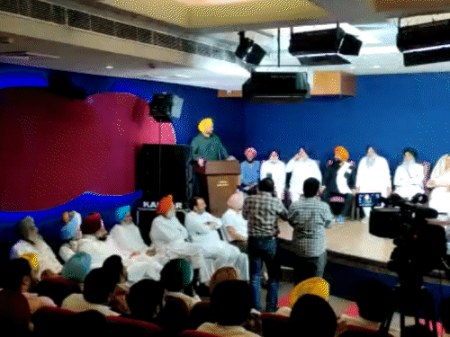 जालंधर में हुई सर्वदलीय बैठक में नवजोत सिंह सिद्धू व बिक्रम मजीठिया एक दूसरे के गले मिले थे।