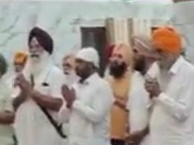 मोहल्ले के लोग गुरुद्वारा साहिब में टीटू की जीत की खुशी में अरदास करते हुए।