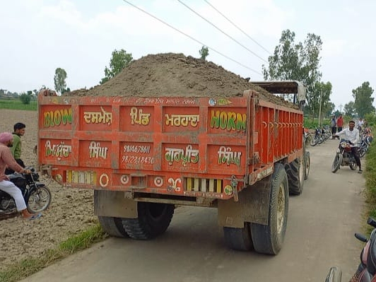 ट्रैक्टर ने बाइक को टक्कर मारी: व्यक्ति की मौत; सड़क पर गिरा और ऊपर से टायर गुजरा; पिता के साथ घर जा रहा था 2 ट्रैक्टर-ट्रॉली, जिसे पुलिस ने कब्जे में लिया।