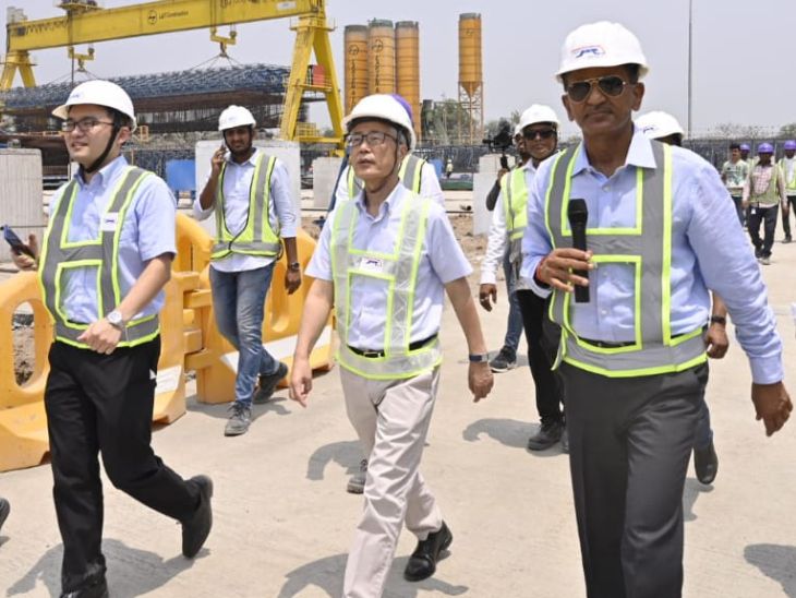 फोटो 12 अप्रैल की है, जब जापान के राजदूत सातोशी सुजुकी (बीच में) गुजरात के वापी और सूरत में बुलेट ट्रेन का काम देखने पहुंचे थे। सोर्स: NHSRCL