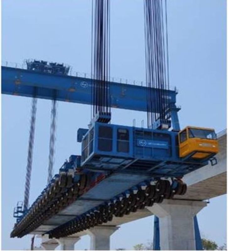 ये मशीन गर्डर ट्रॉन्सपोर्टर है। ब्रिज गैंट्री से गर्डर को उठाकर इसी मशीन पर रखा जाता है, फिर इसे लॉन्चिंग वाली जगह तक ले जाते हैं।