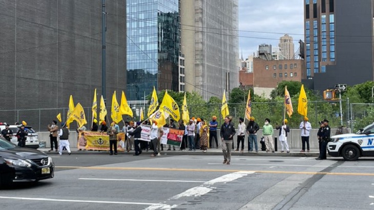 Khalistani supporters gathered outside Rahul Gandhi's program.