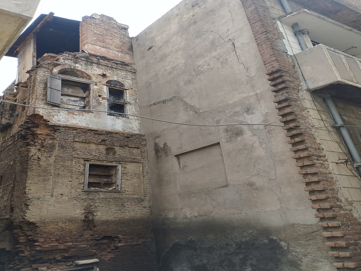 जर्जर इमारतें।