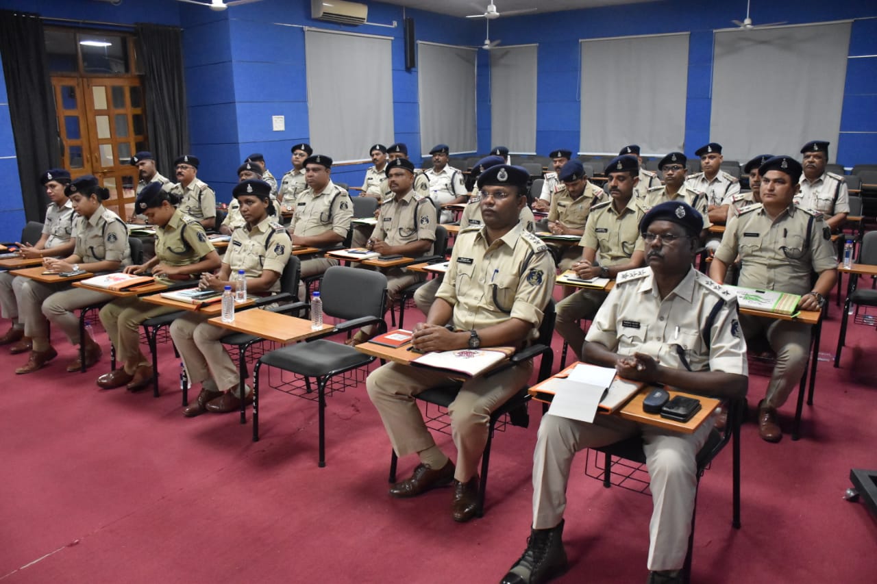 प्रदेश के अलग-अलग जिलों से अफसर यहां पहुंचे।