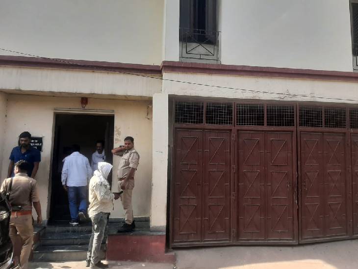 यह फोटो पूर्व विधायक अजय राय के घर का है। यहीं पर 32 साल पहले वारदात हुई थी। घटना के वक्त अजय राय 22 साल के थे। बाद में 1996 में अजय राय पहली बार भाजपा के टिकट पर जीत दर्ज करके विधायक बने। वह 5 बार विधायक रहे हैं।