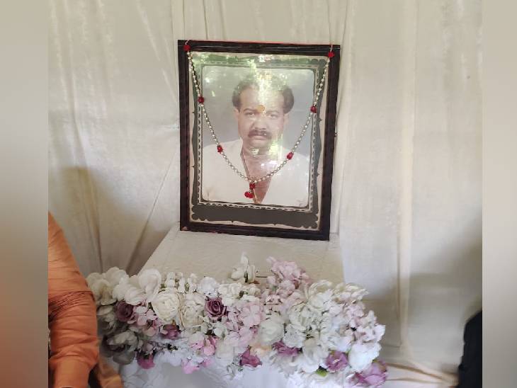 कोर्ट के फैसले के बाद पूर्व विधायक अजय राय के घर में अवधेश राय को श्रद्धांजलि देने के लिए आसपास के लोग पहुंचे।