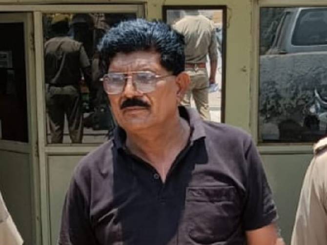 लोनी बॉर्डर थाना पुलिस ने सोमवार को नशा मुक्ति केंद्र संचालक को गिरफ्तार किया था, जिसके बाद मरीज भाग निकले।