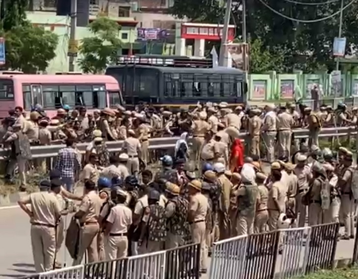 जम्मू-दिल्ली नेशनल हाईवे पर किसानों के प्रदर्शन को लेकर तैनात पुलिस कर्मचारी।