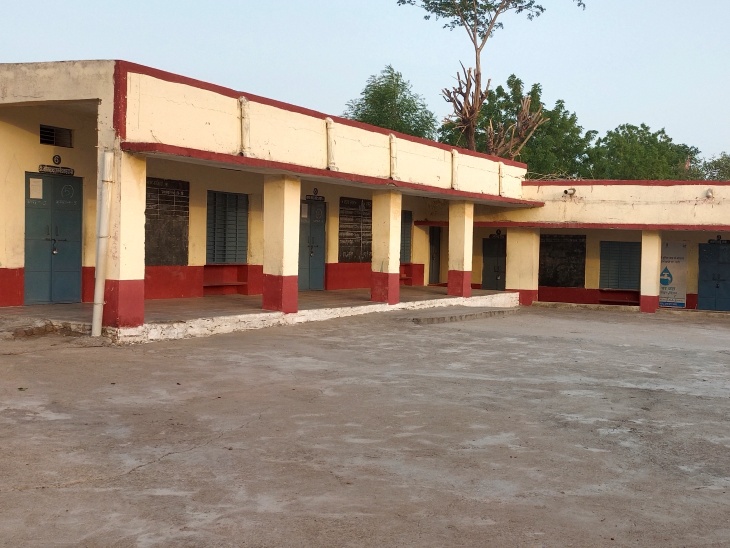 भास्कर की टीम गांव के स्कूल भी गई, जहां आरोपी हेडमास्टर छुट्टियों के बाद भी बच्चियों को बुलाता और फिर स्कूल में ही रेप करता था। इतना ही नहीं, वह कई बार अपने घर ले गया और गलत हरकतें की हैं।
